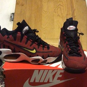 og red nike nomos size 7 old release not recent